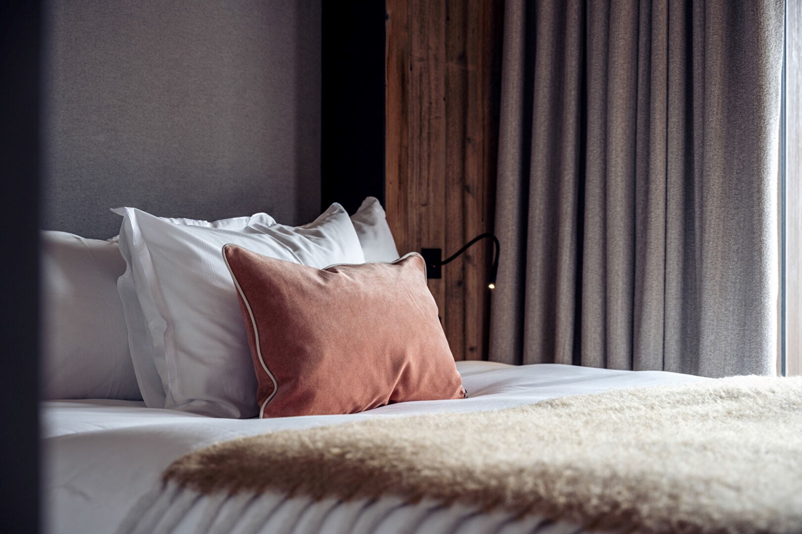 SUR LES HAUTEURS - REGARD OUVERT SUR LA MONTAGNE