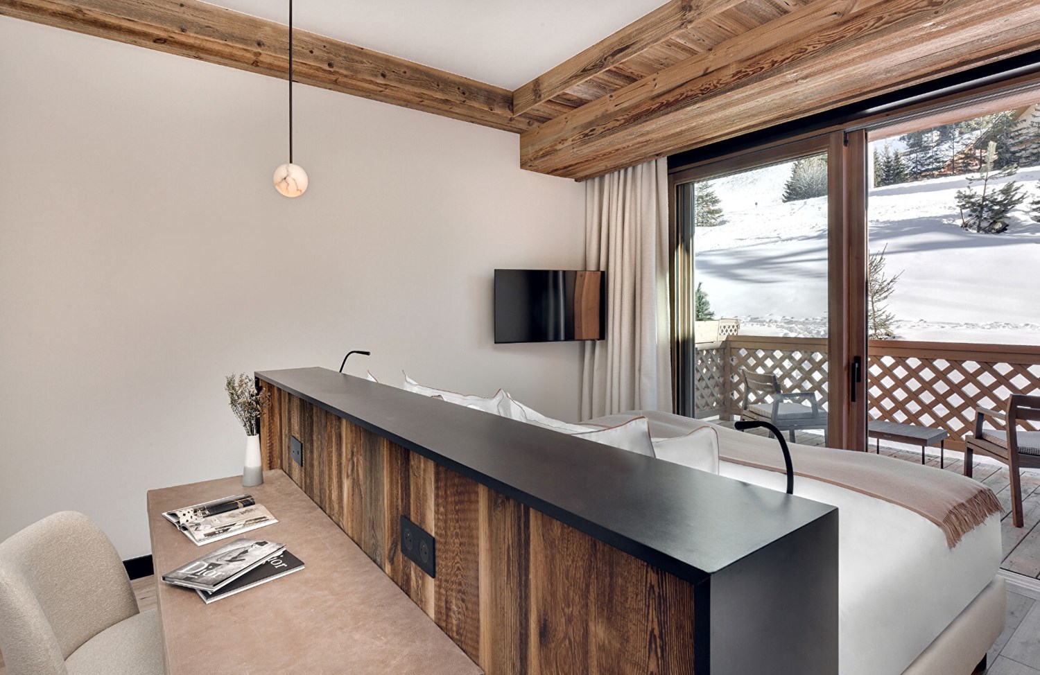 MERIBEL - YOUR CHALET ON THE SLOPES