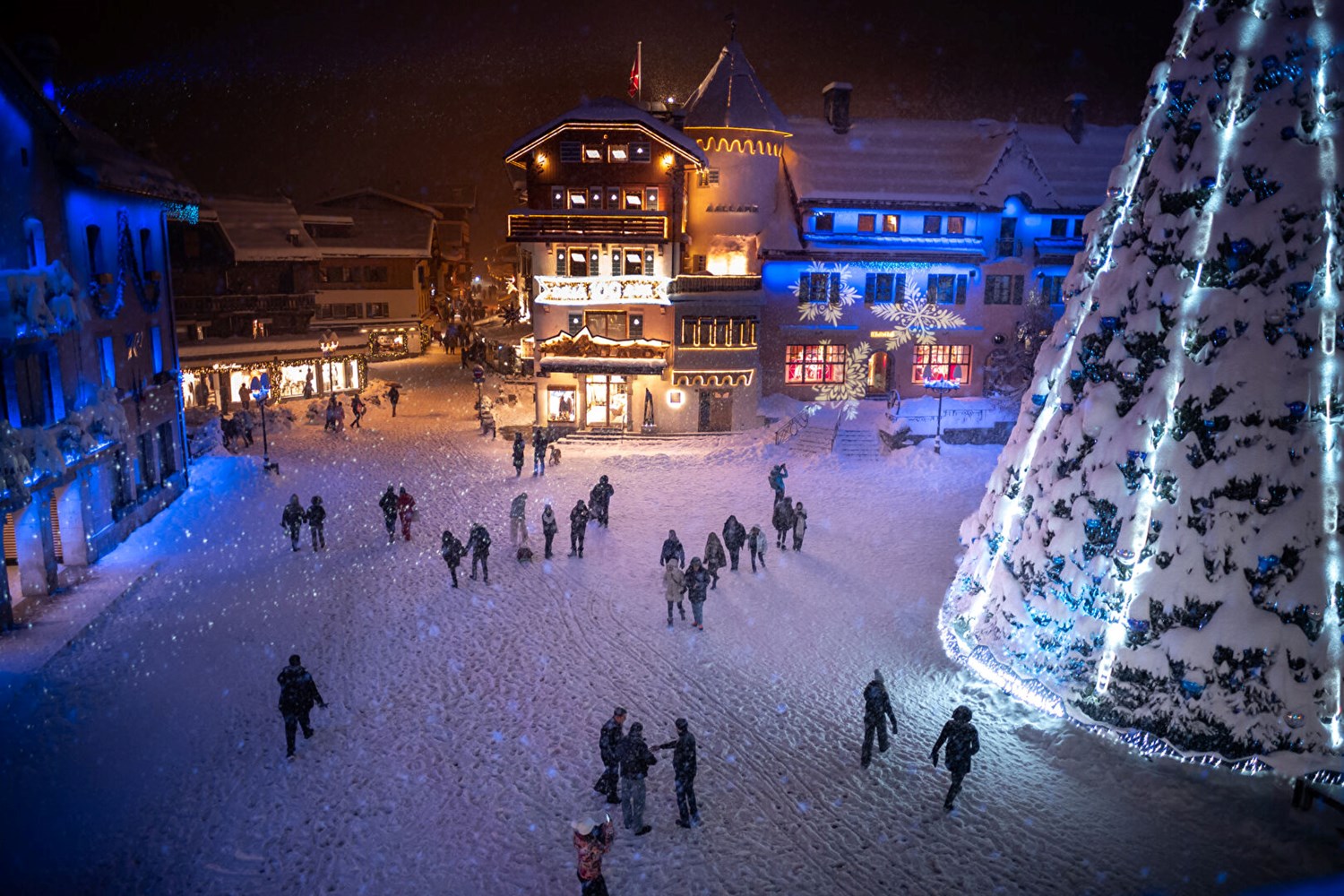 Chalet between village and mountain peaks