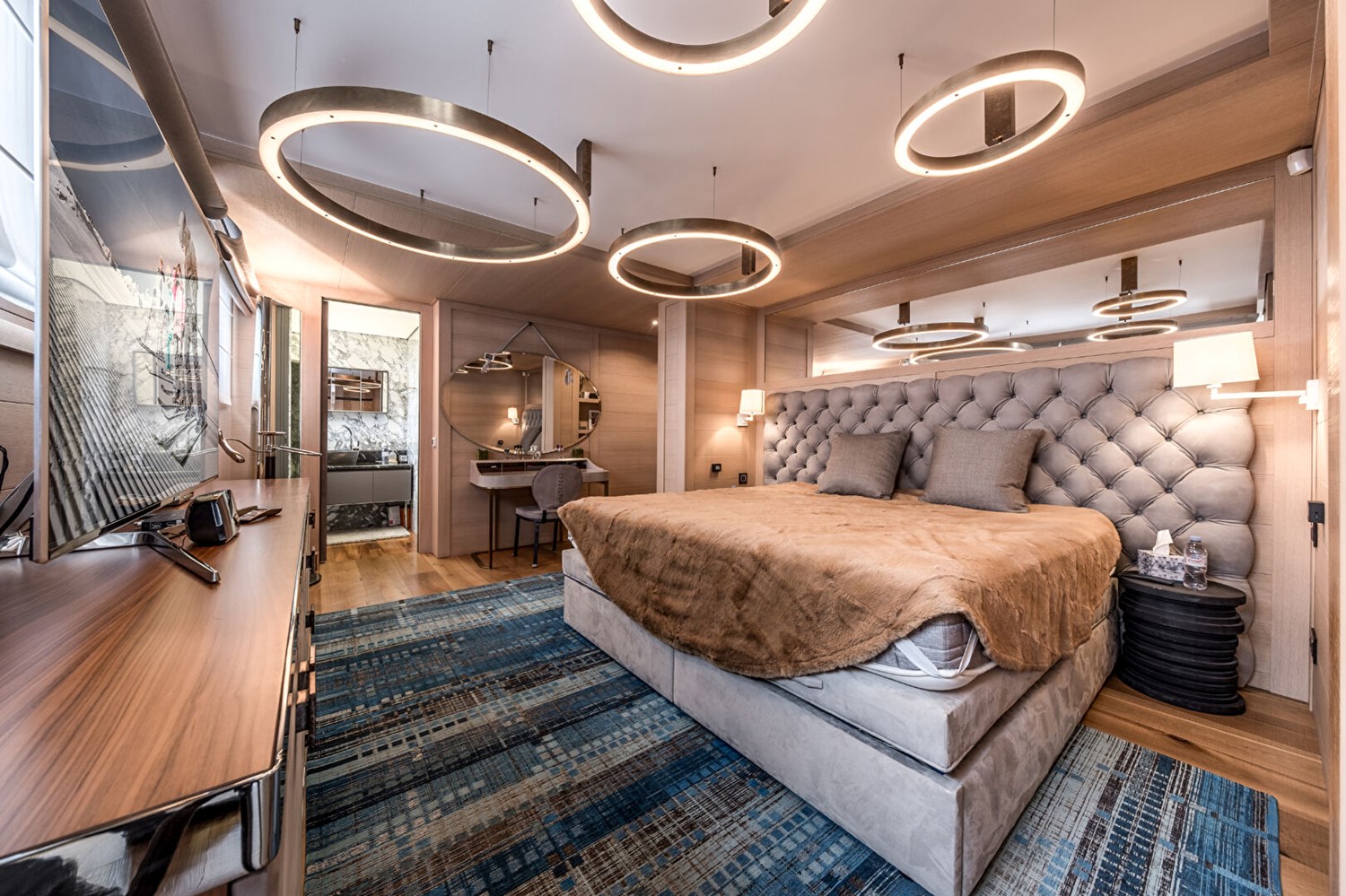 Top-floor ski-in/ski-out apartment