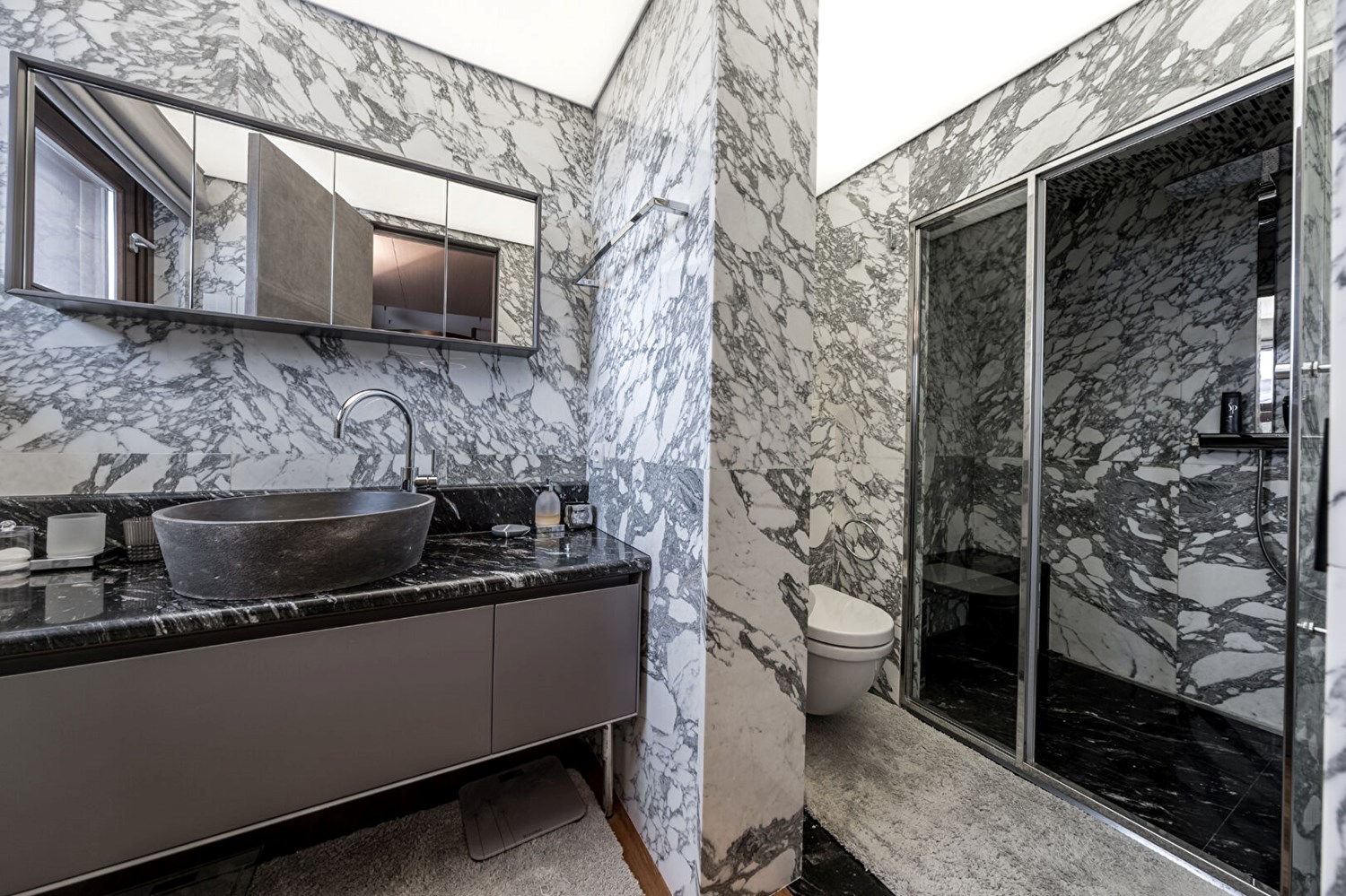 Top-floor ski-in/ski-out apartment