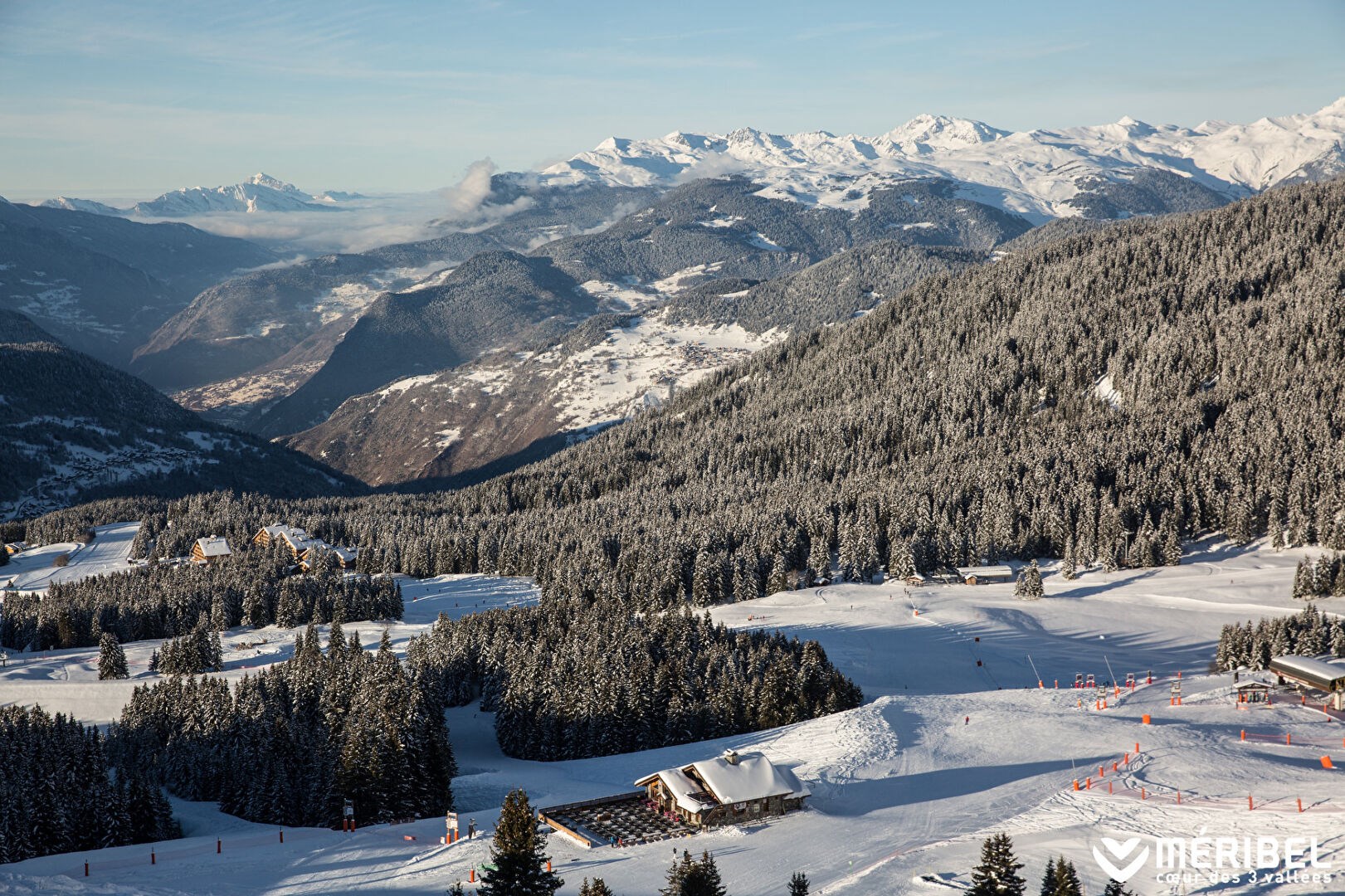 MERIBEL - DANS UN CADRE BOISE, SKIS AUX PIEDS