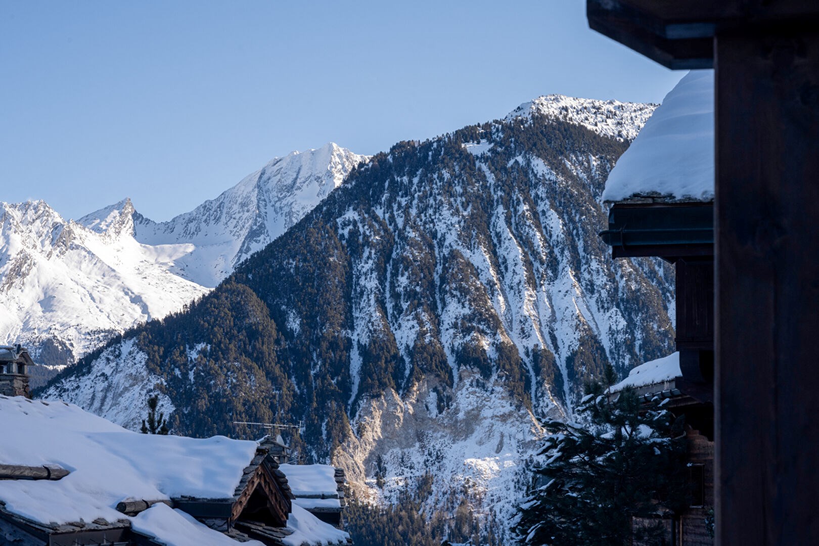 Chalet skis aux pieds à Courchevel