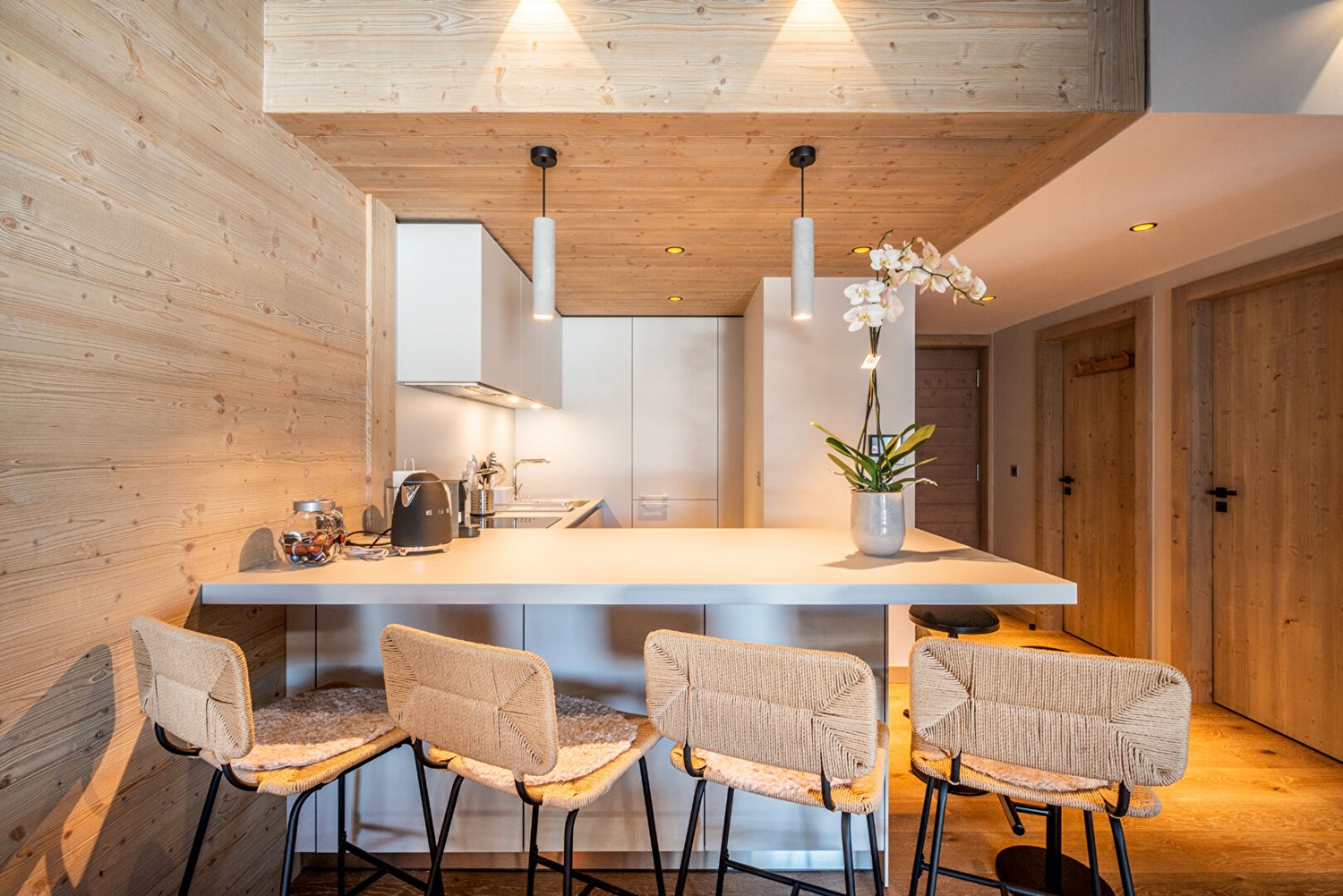 Cathedral-style living room facing the slopes