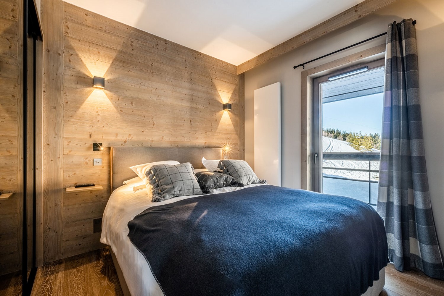 Cathedral-style living room facing the slopes