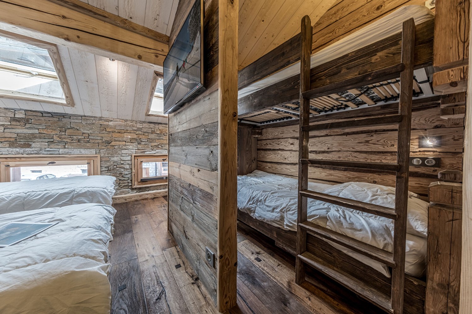 EXCLUSIVE - WARM DUPLEX IN THE RESORT CENTER