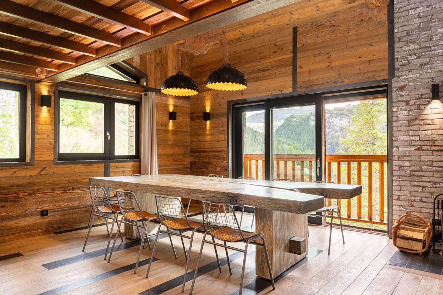 A chalet with character and a strong artistic style.