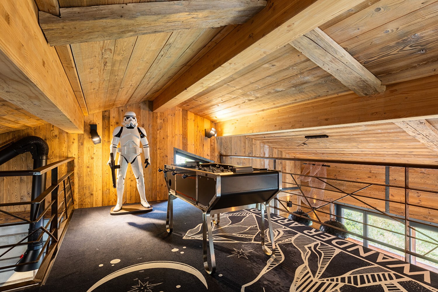 A chalet with character and a strong artistic style.