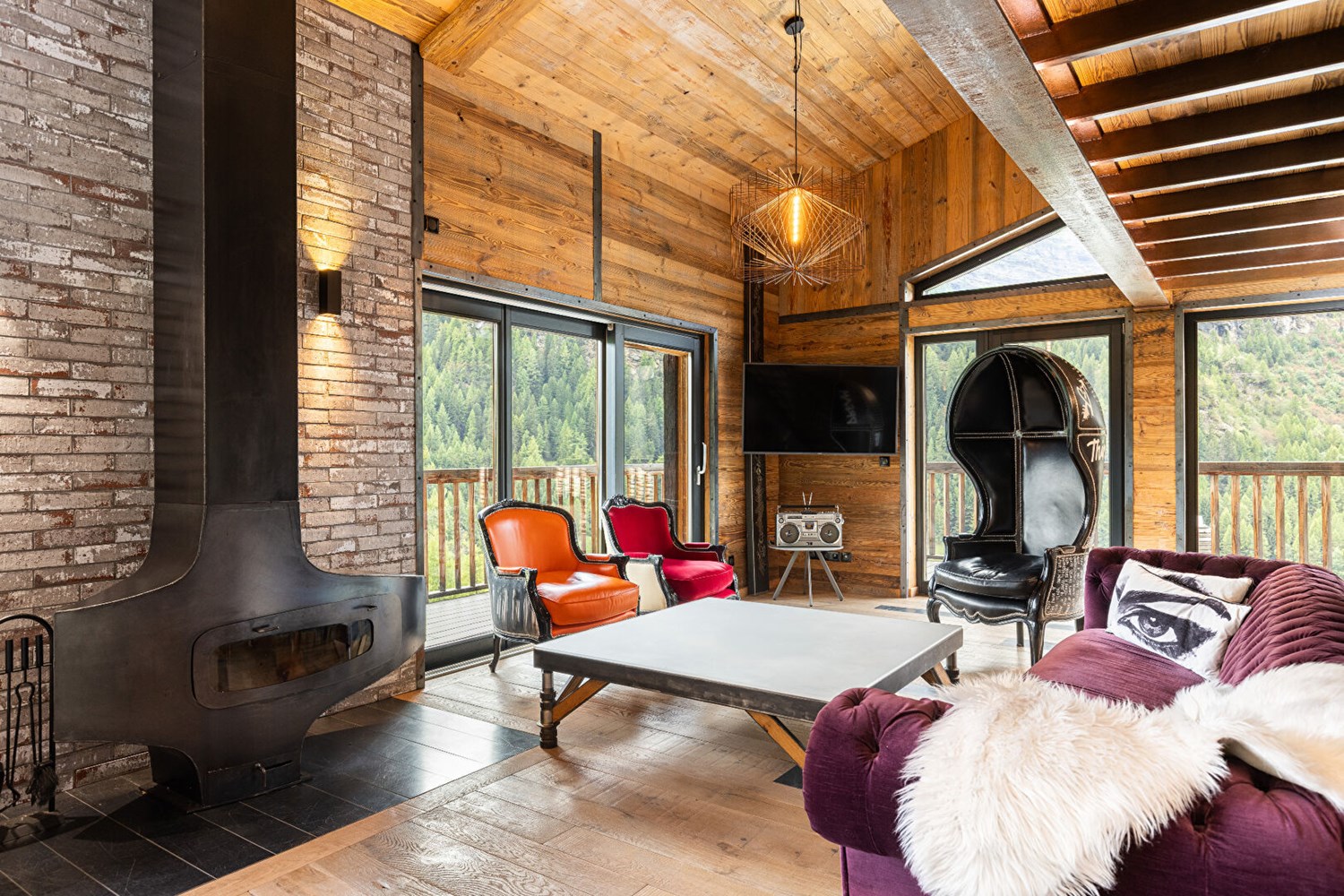 A chalet with character and a strong artistic style.