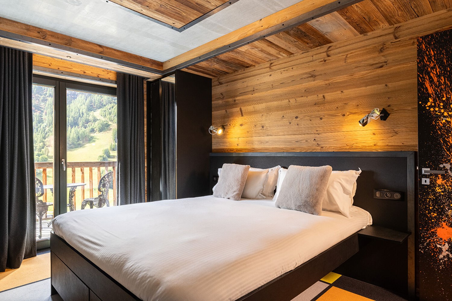 A chalet with character and a strong artistic style.