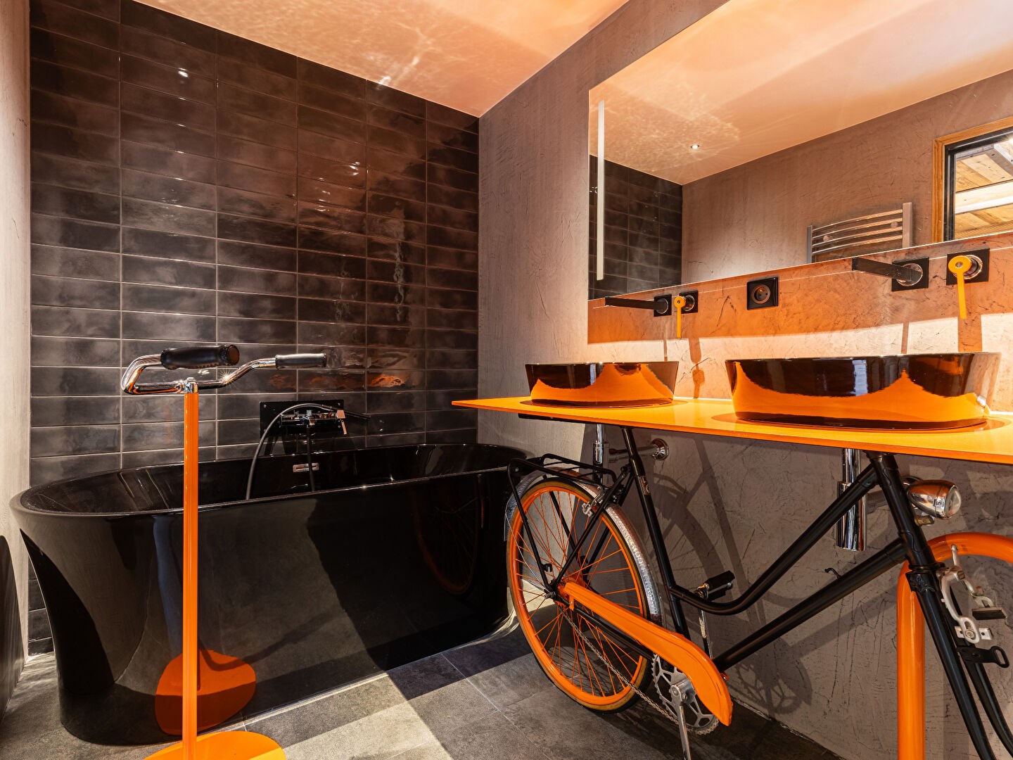 A chalet with character and a strong artistic style.