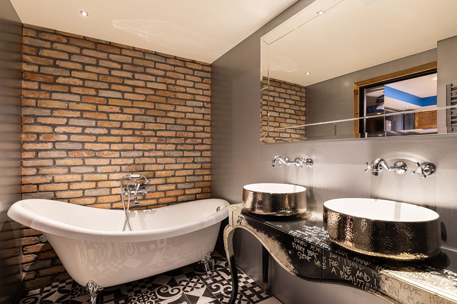 A chalet with character and a strong artistic style.