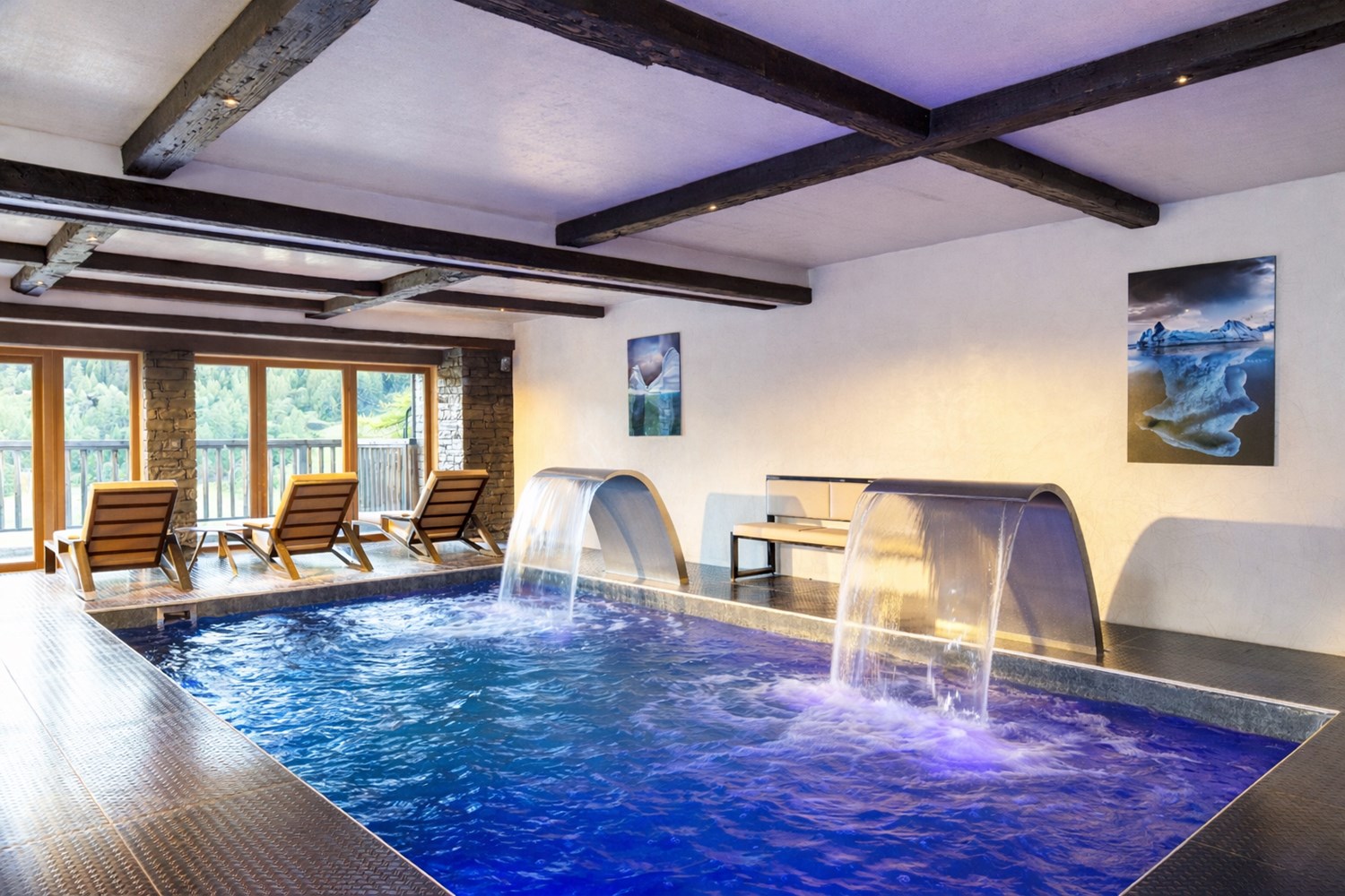 A chalet with character and a strong artistic style.