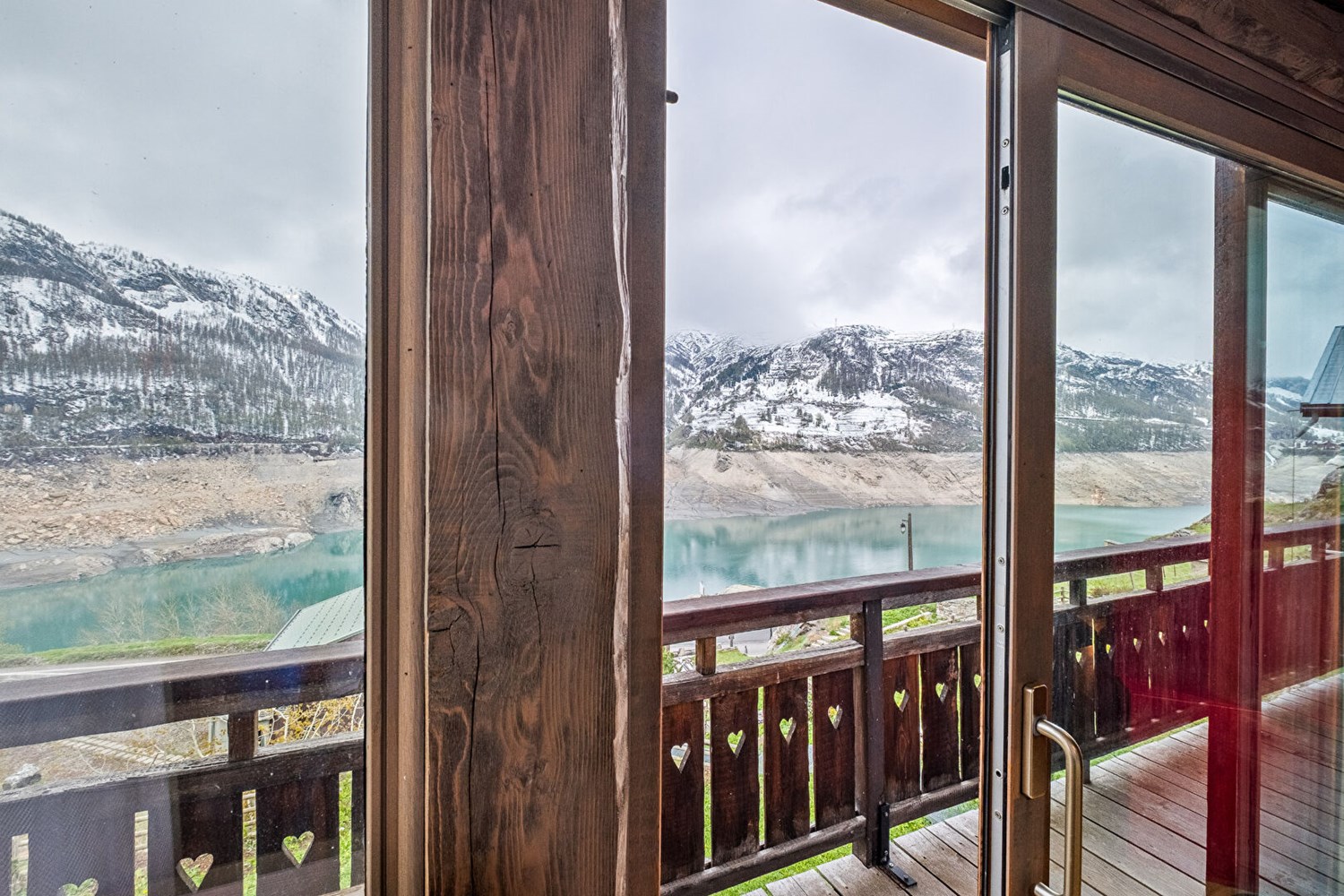 Exceptional Chalet with Panoramic Views over Lake Chevril
