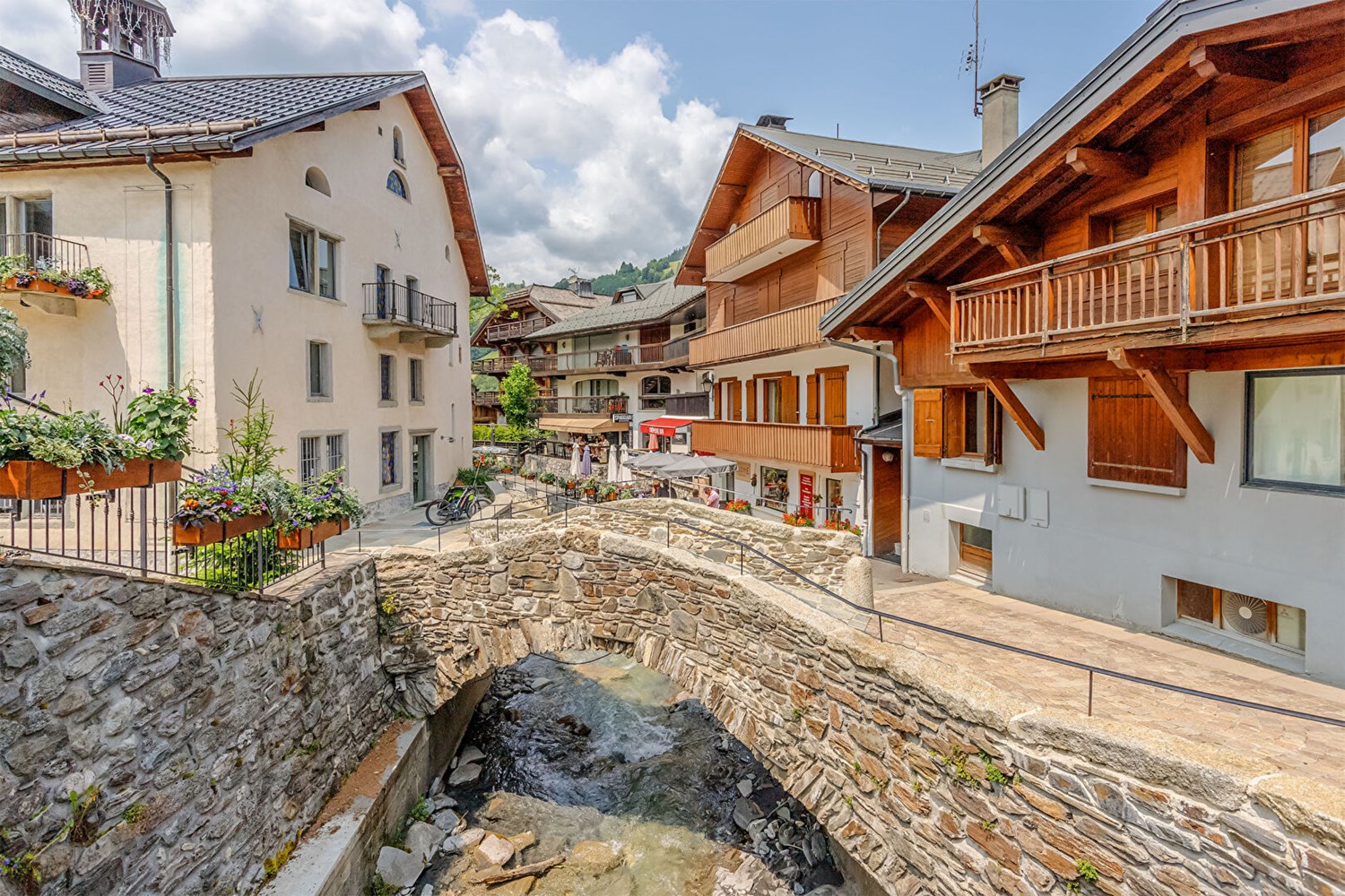 Chalet on the edge of the center