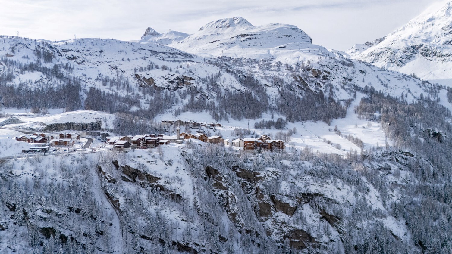 3 bedrooms apartment ski in ski out.