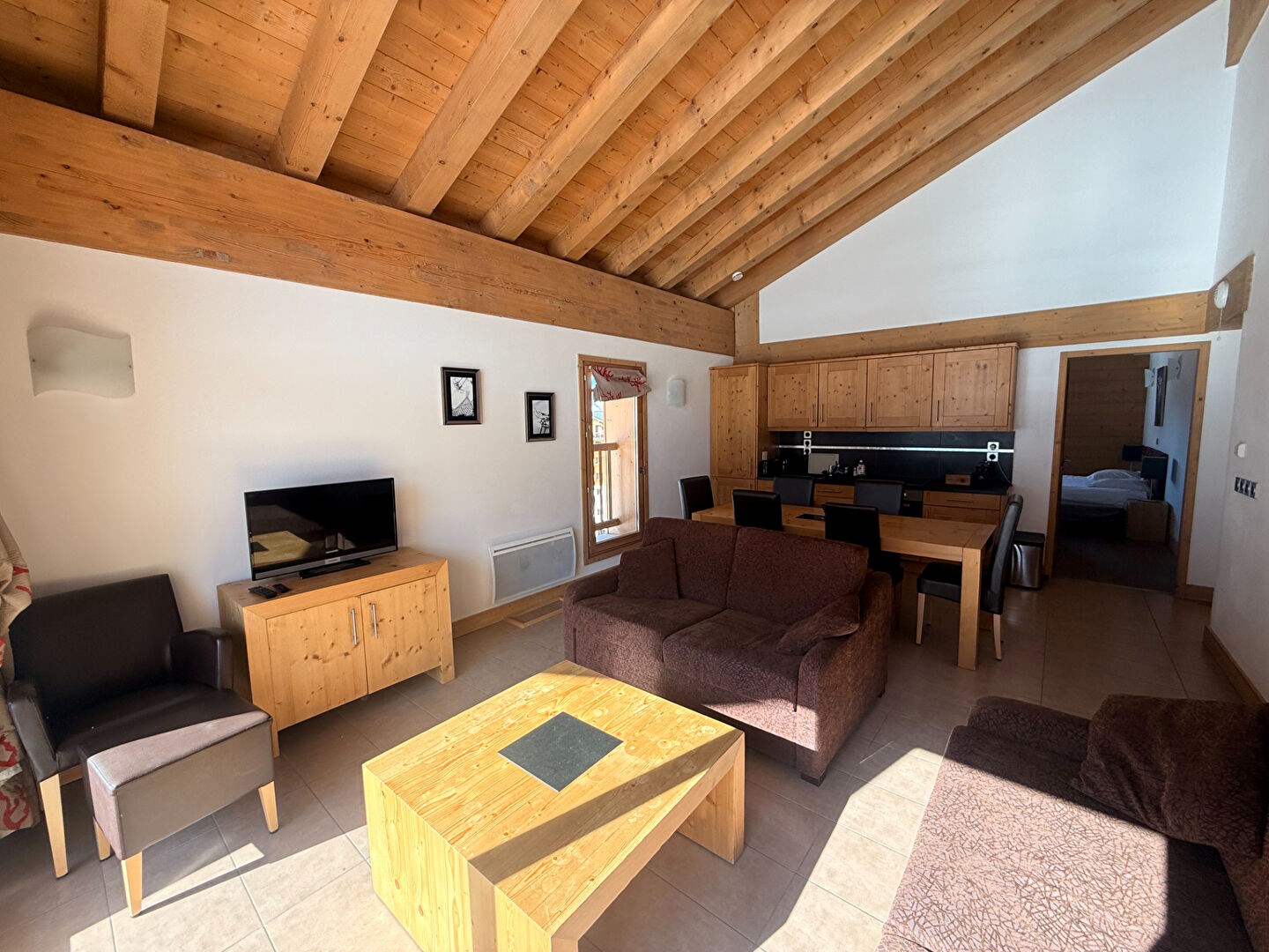 3 bedrooms apartment ski in ski out.