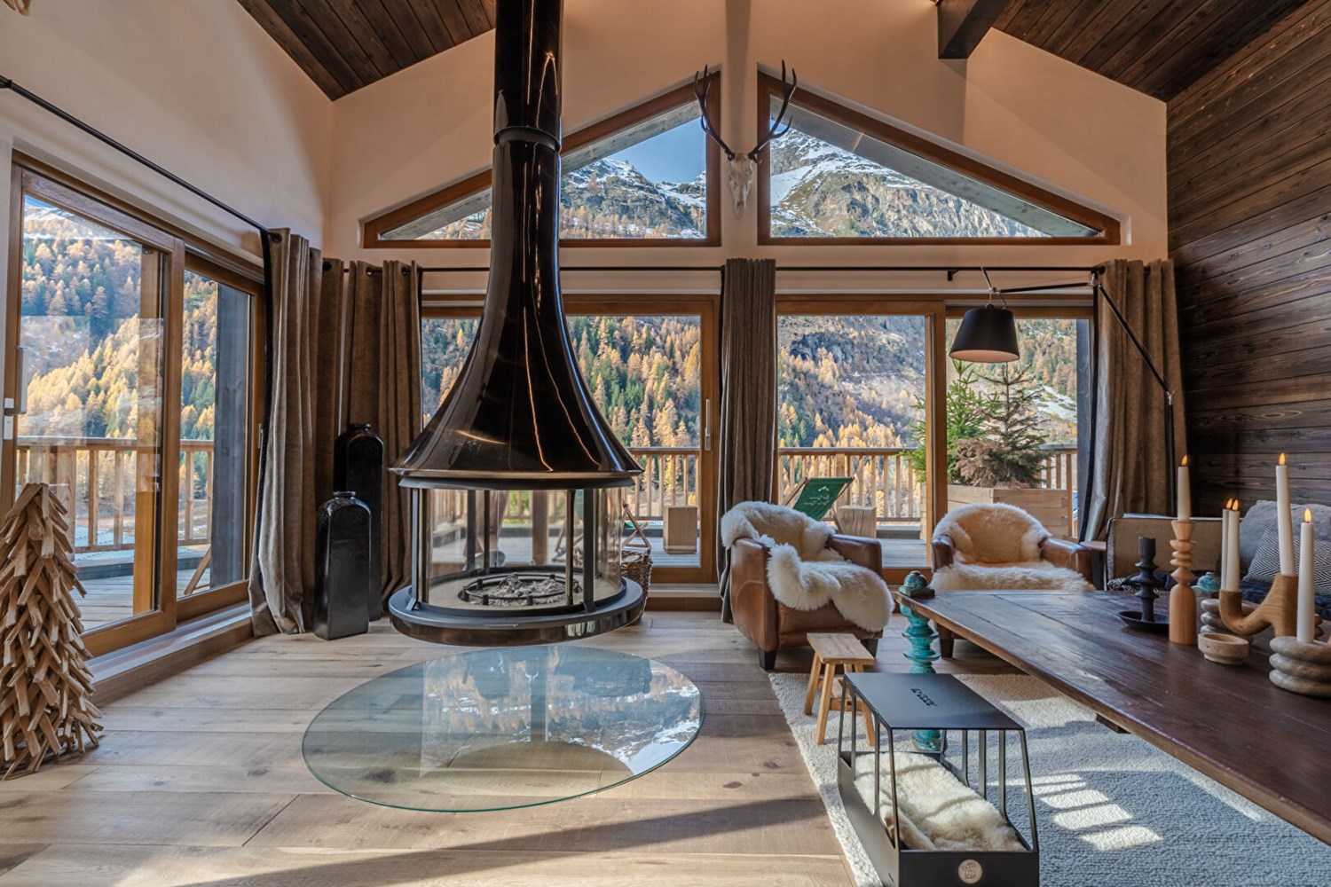 A contemporary refuge facing the mountain peaks