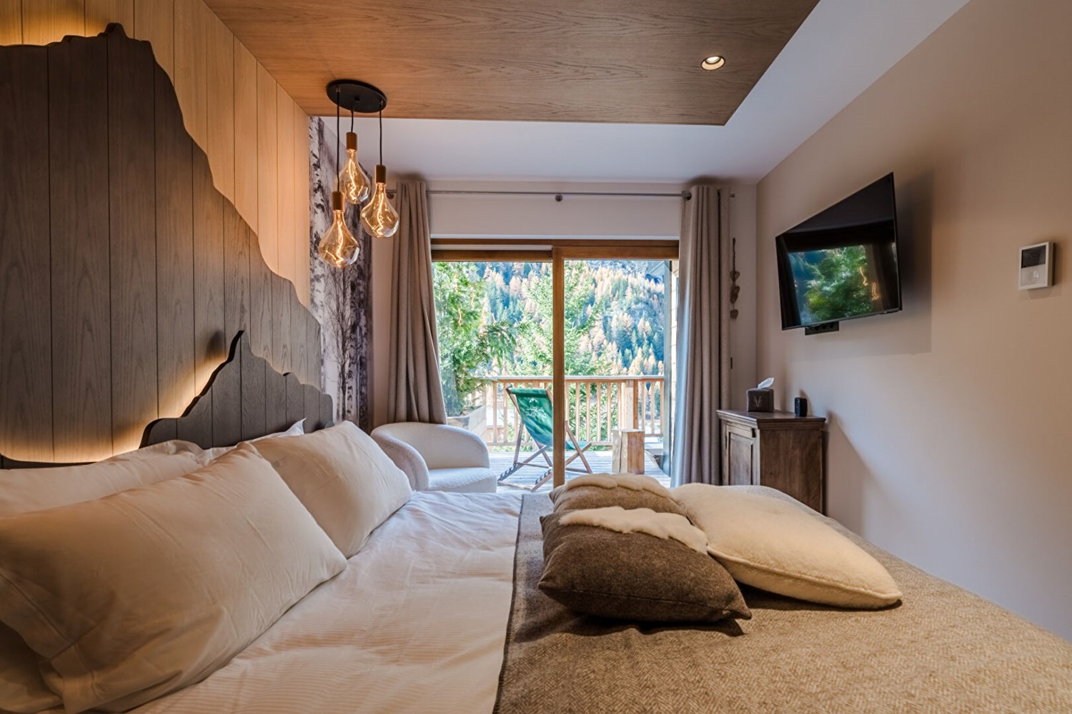 A contemporary refuge facing the mountain peaks