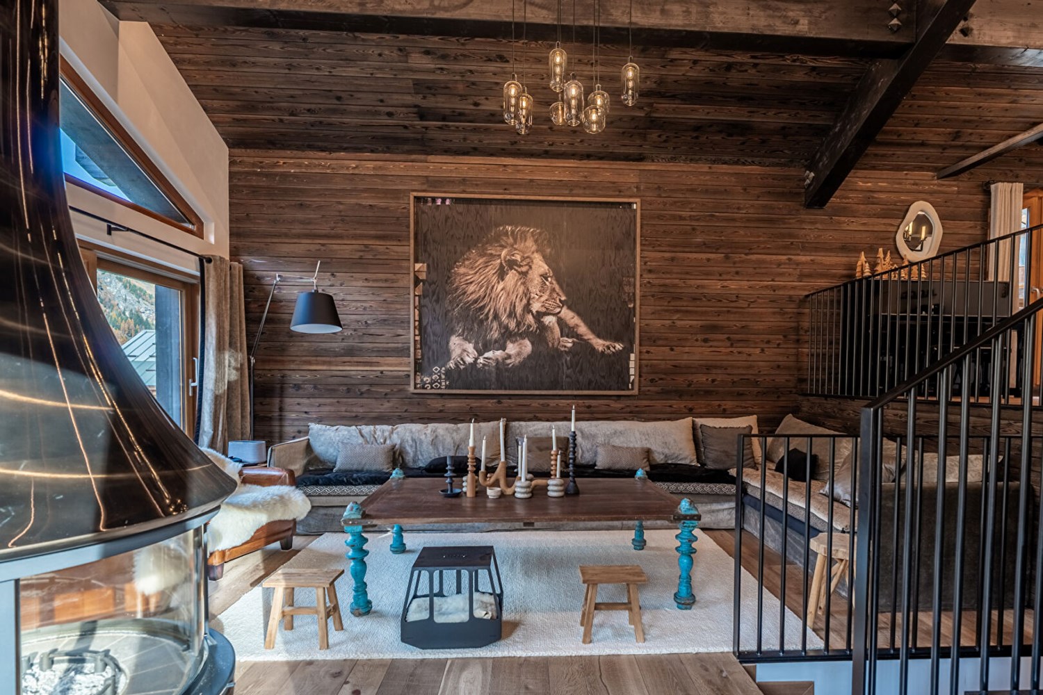 A contemporary refuge facing the mountain peaks