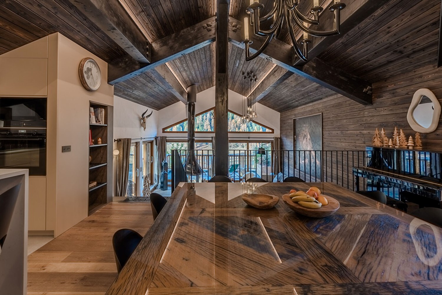 A contemporary refuge facing the mountain peaks