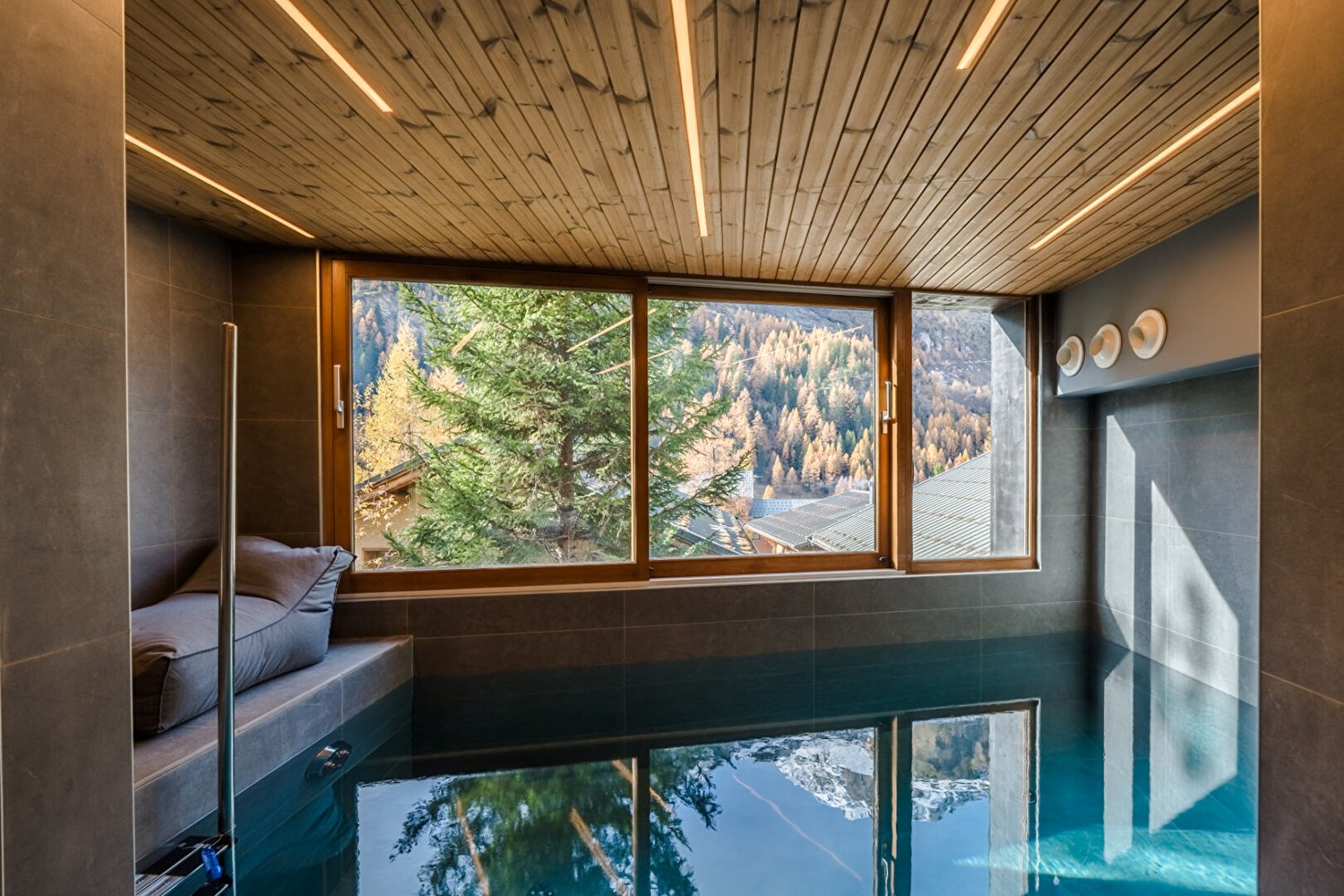 A contemporary refuge facing the mountain peaks