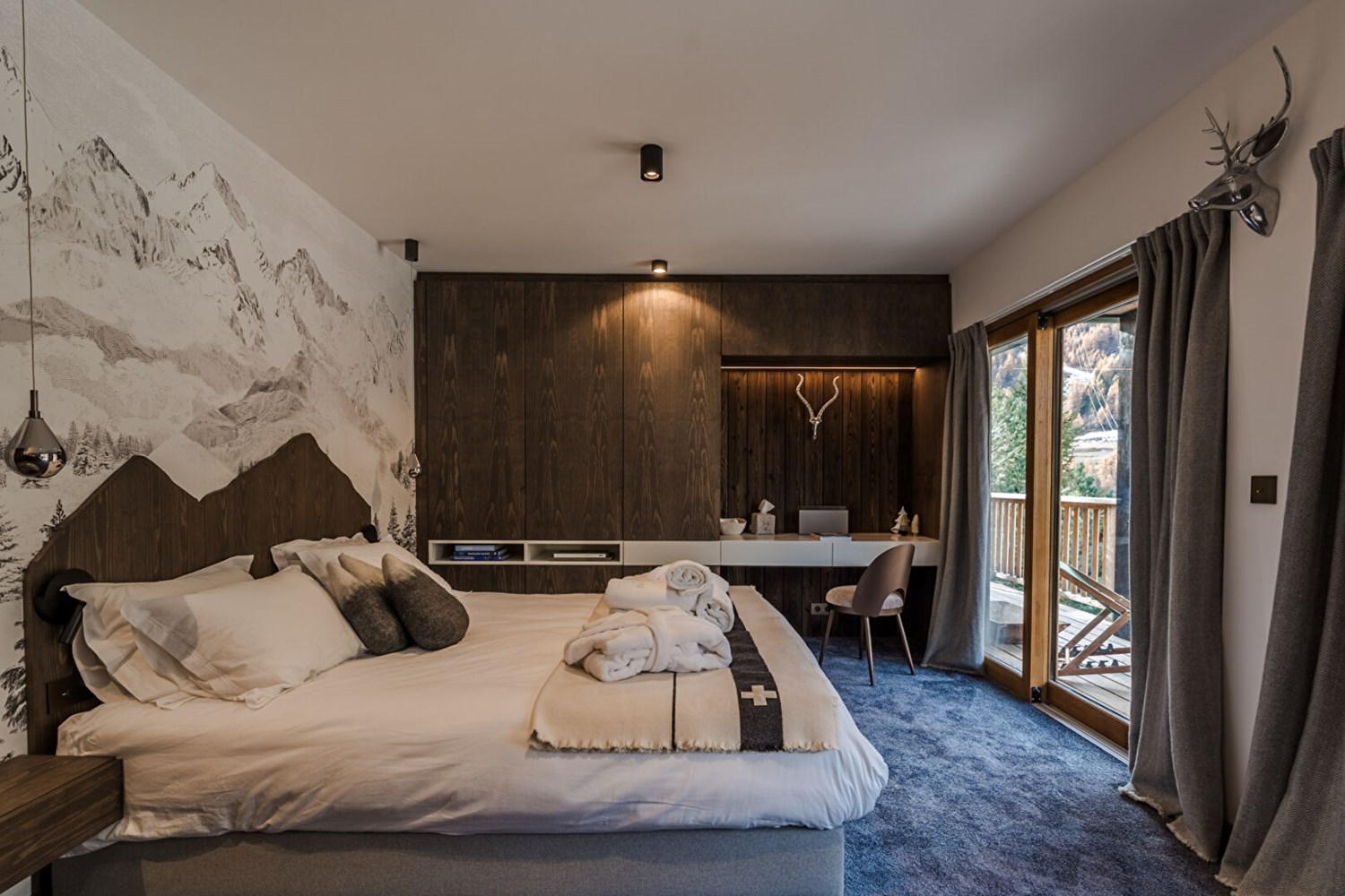 A contemporary refuge facing the mountain peaks