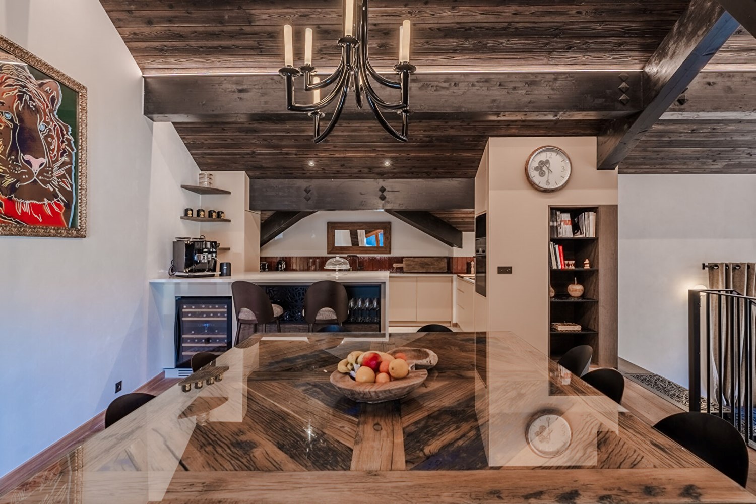 A contemporary refuge facing the mountain peaks