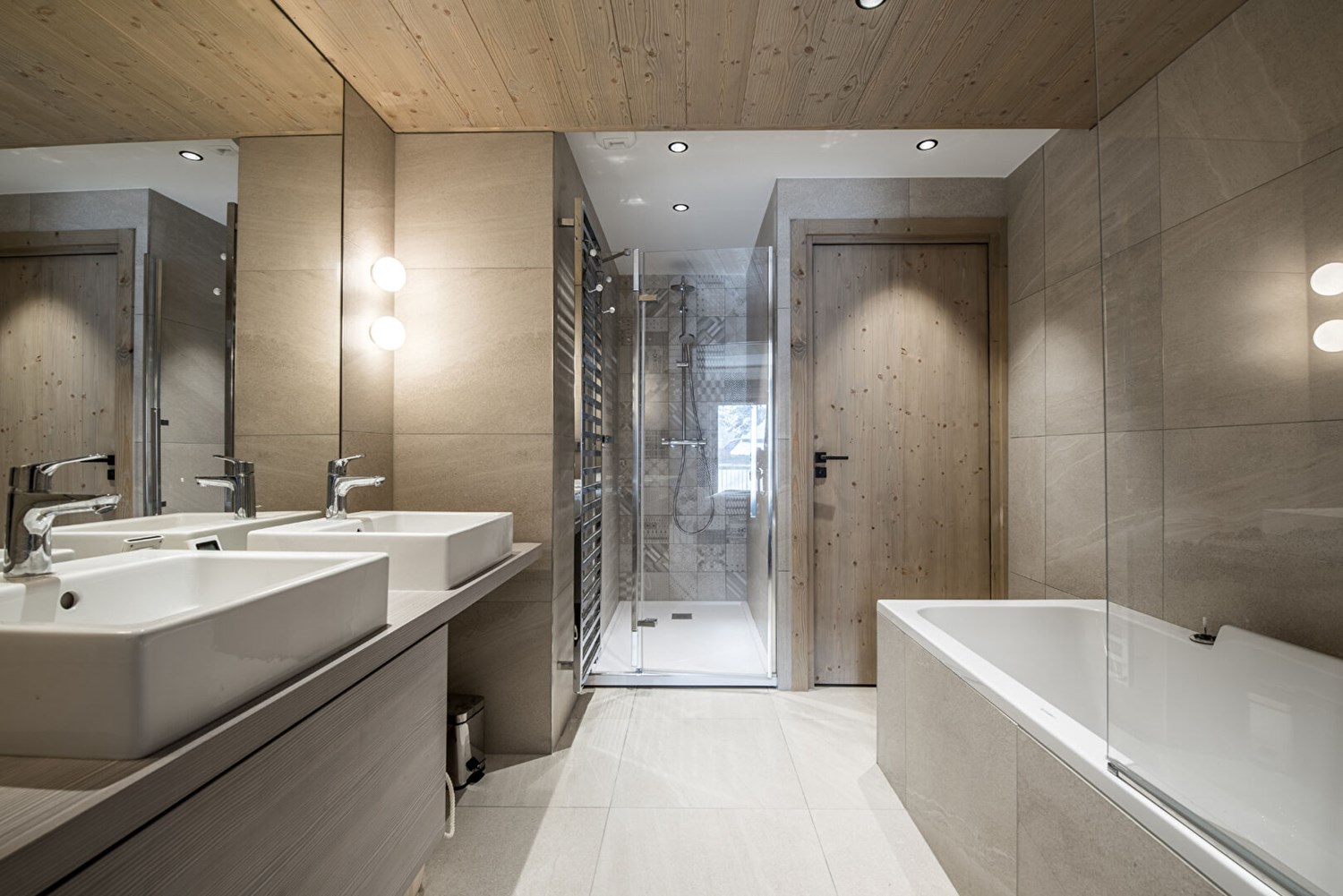 THE ELEGANCE OF A SKI-IN/SKI-OUT APARTMENT